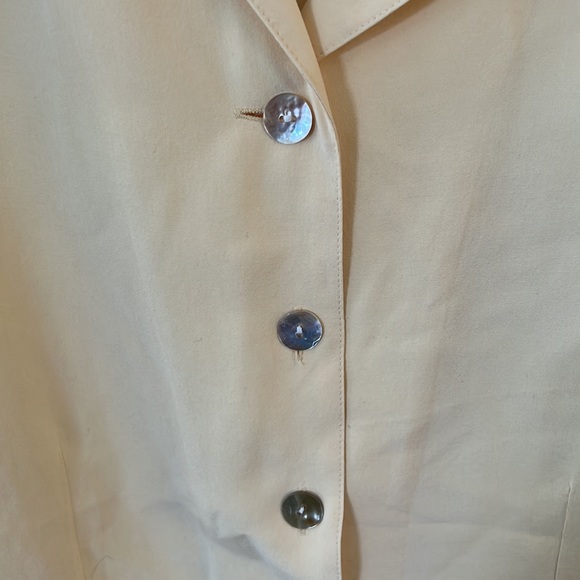 Michel Antoni Collection Blouse 100% Silk light Yellow/ shell buttons Sz 18 - Picture 5 of 11